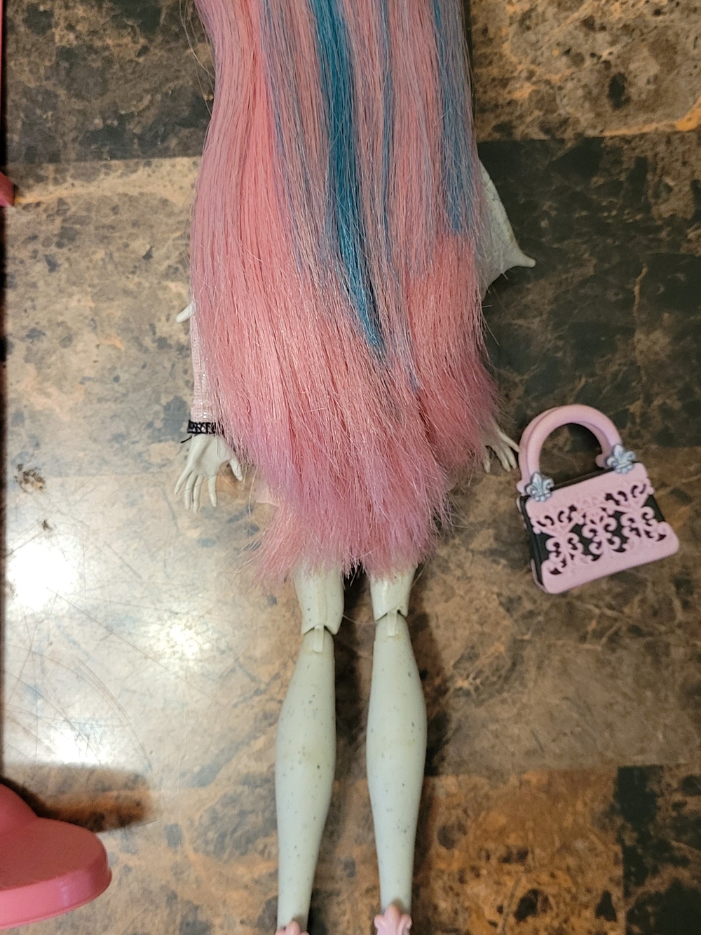 G1 Monster High Rochelle Goyle Ghouls Night Out With Wings & MH stand - Picture 7 of 9